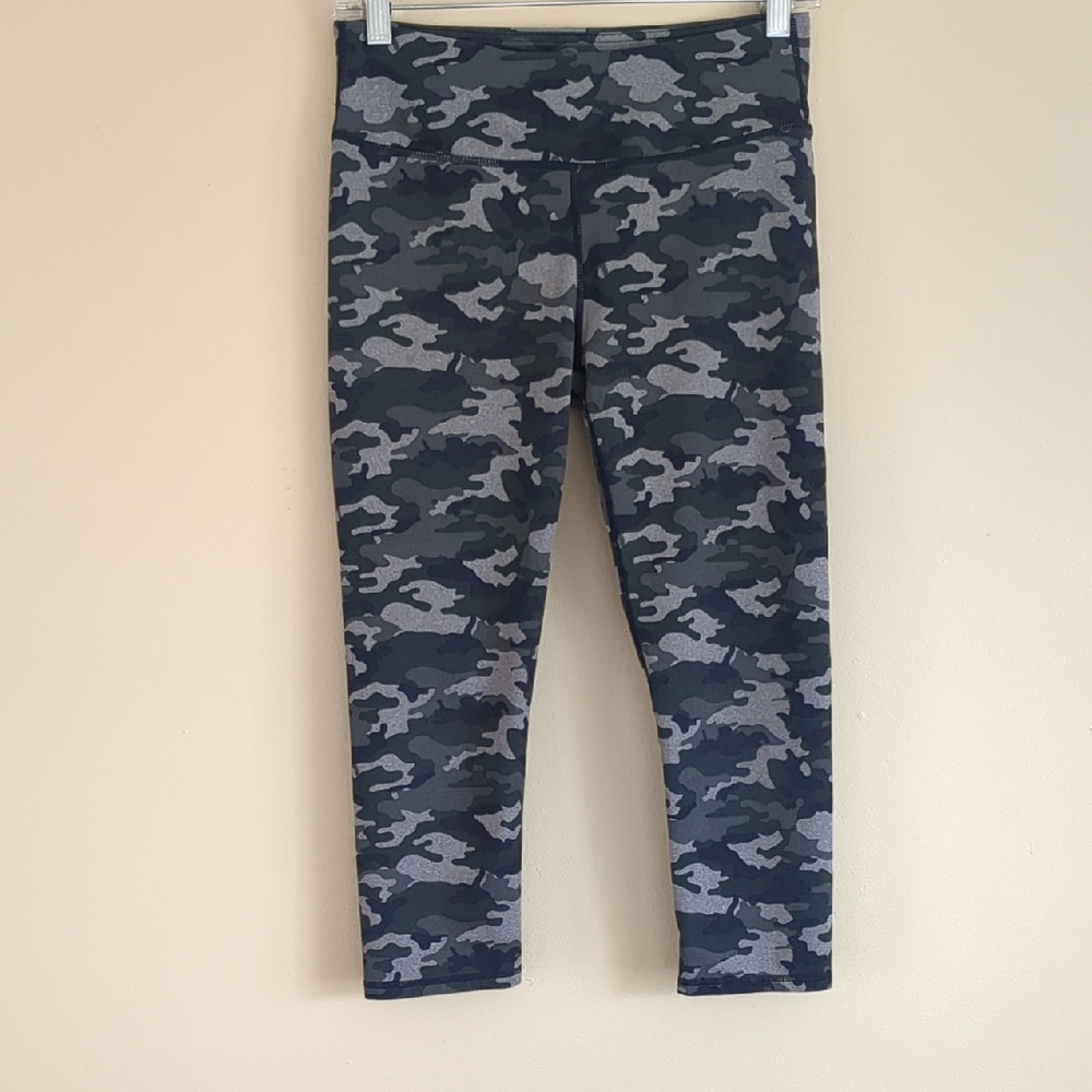 13" Across The Waist Camo Capri Length Leggings Activewear Athletic